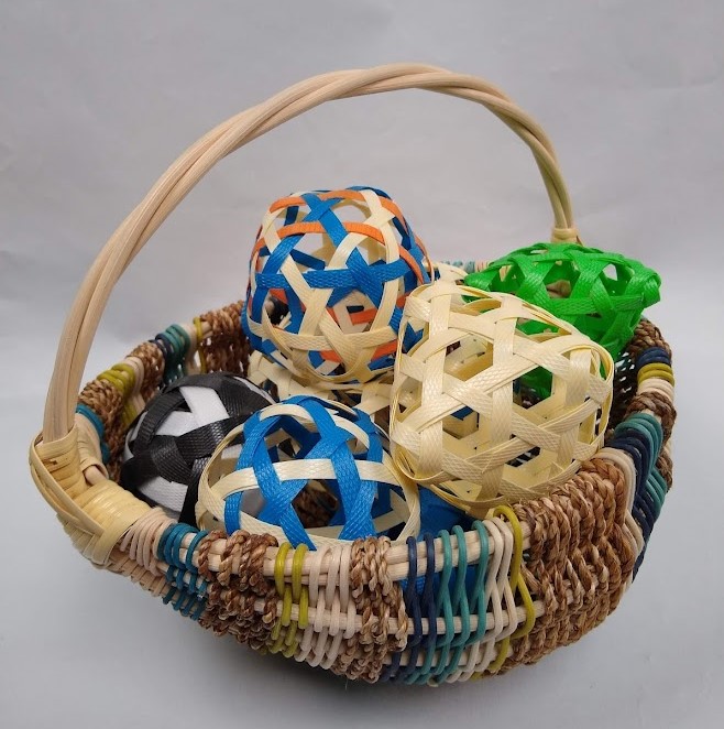 basket containing triaxial balls